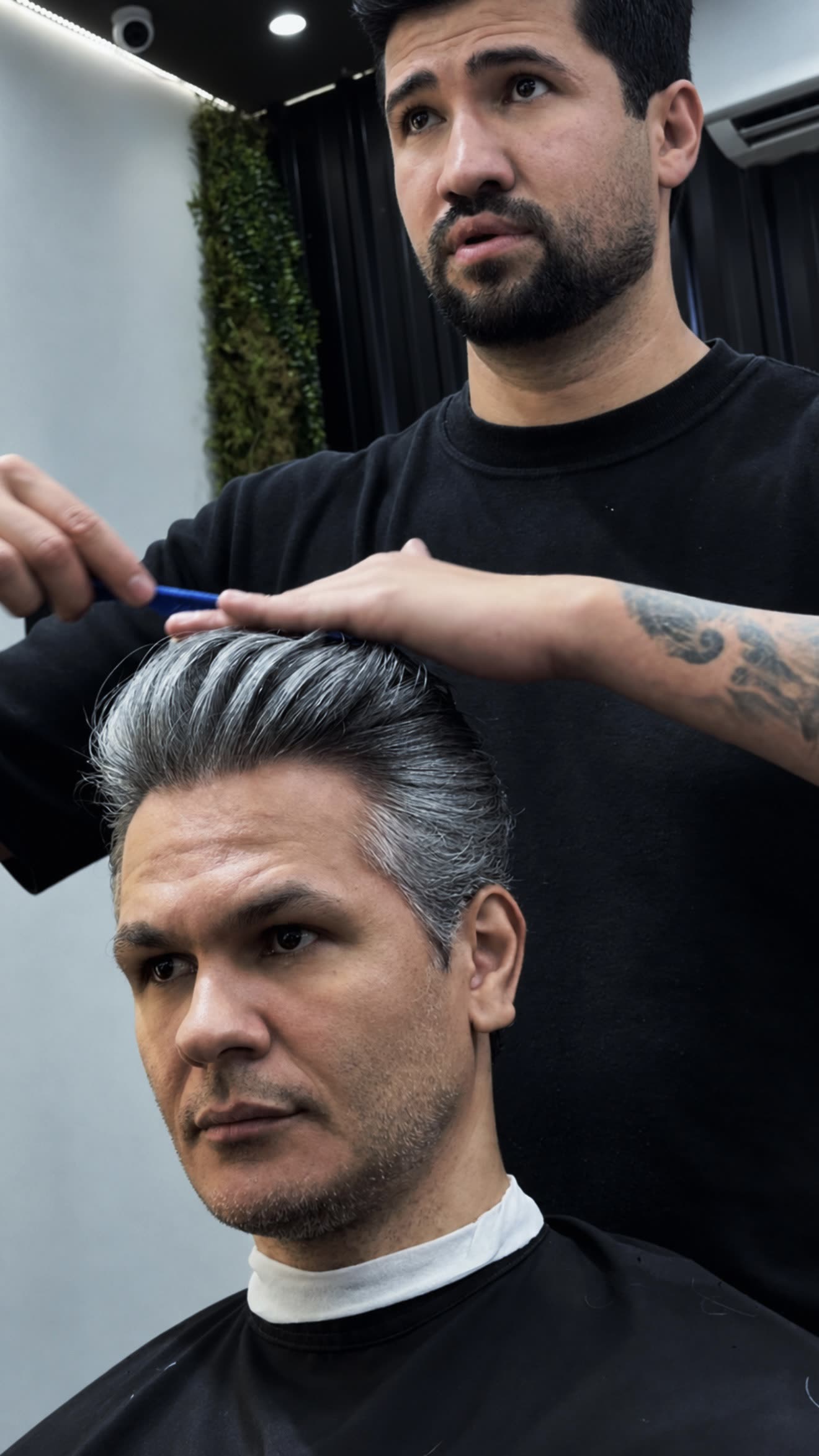 Corte masculino sendo finalizado com pente na cadeira