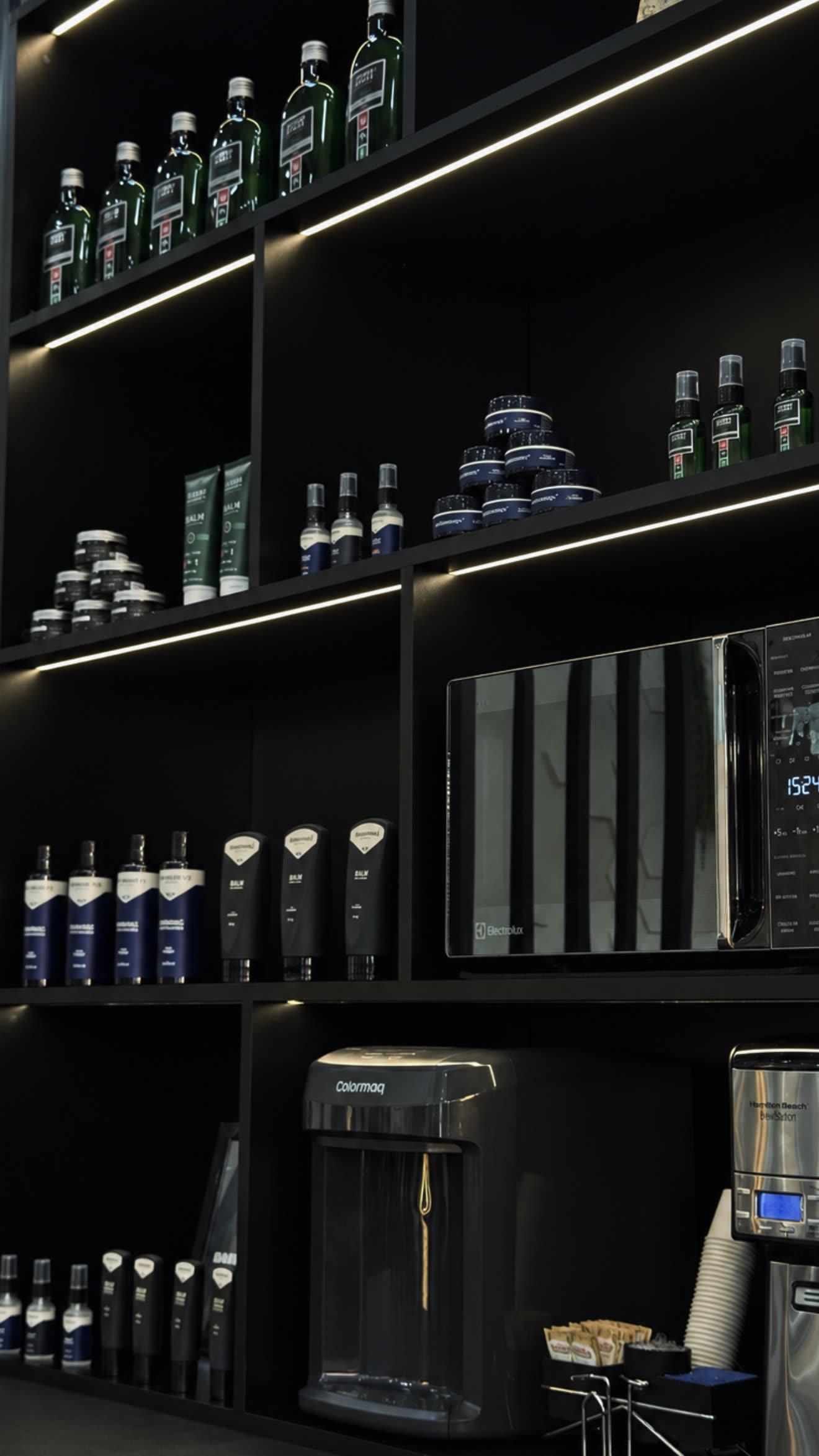 Prateleira iluminada com produtos e cuidados masculinos